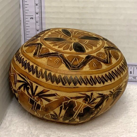 Vintage Signed Peruvian Folk Art Hand Carved Gourd w/Lid Trinket Box Handmade - Picture 3 of 7